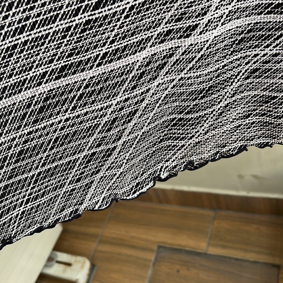 Black and White Sleeveless Stretchable Top - Picture 4 of 6